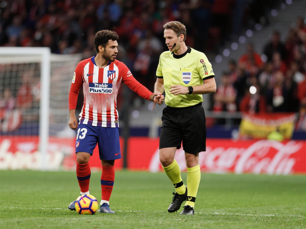 为消防车带路的少年，梦想成为职业足球运动员